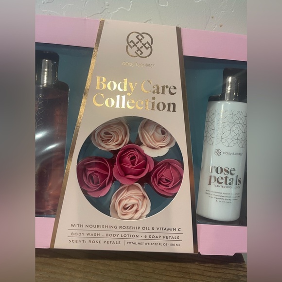 NEW Daisy Fuentes Women’s Body Care Collection Set Rose Petal Scent 6 Soap Petal - Picture 2 of 6